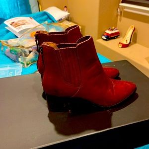 Boots color red , 2 inches heels almost new , I wear twice.Arizona is hot for 👢